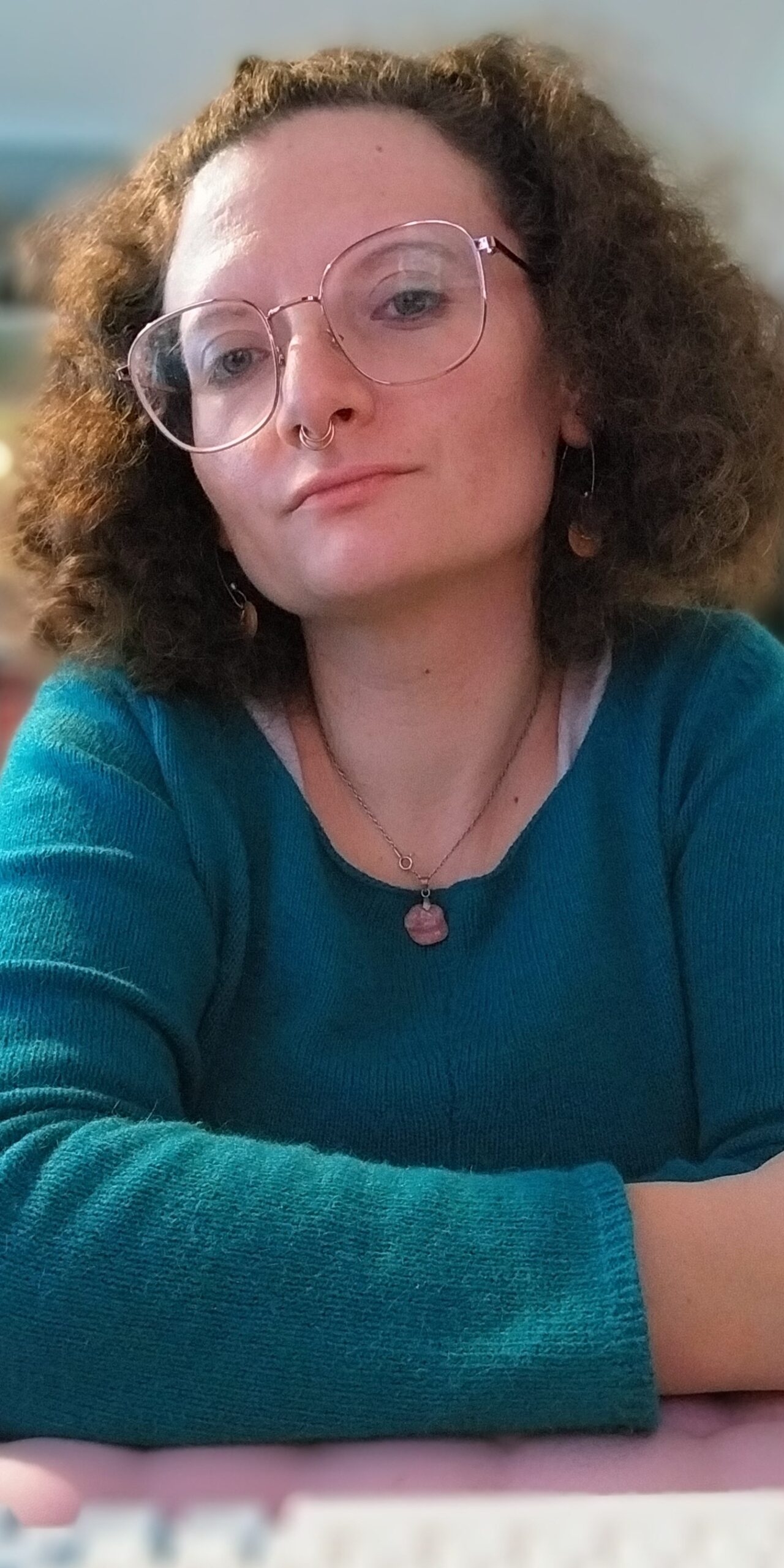 Portrait de Sandrine Barbier, naturopathe en ligne spécialisée dans l'accompagnement des personnes menstruées et des femmes trans
